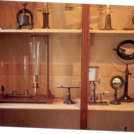 Posicionamento das peças do museu, seus equipamentos científicos, mobiliários da 2ª sala.